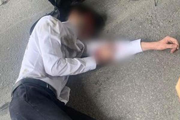 Kinh hãi song hành cùng chiếc xe lạ dài ngoằng, vừa đi vừa vẫy đuôi trên đường-6