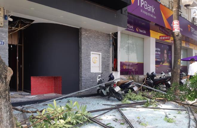 Nổ như bom cạnh ngân hàng trên phố Hà Nội, nhiều người hoảng loạn-1