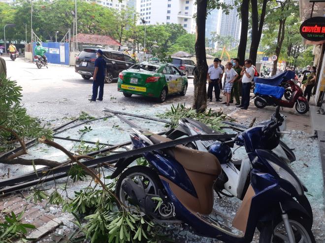 Nổ như bom cạnh ngân hàng trên phố Hà Nội, nhiều người hoảng loạn-2