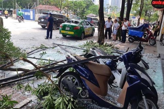 Nổ như bom cạnh ngân hàng trên phố Hà Nội, nhiều người hoảng loạn