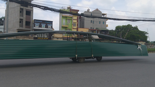 Kinh hãi song hành cùng chiếc xe lạ dài ngoằng, vừa đi vừa vẫy đuôi trên đường-1