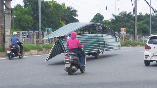 Kinh hãi song hành cùng chiếc xe lạ dài ngoằng, vừa đi vừa vẫy đuôi trên đường-3