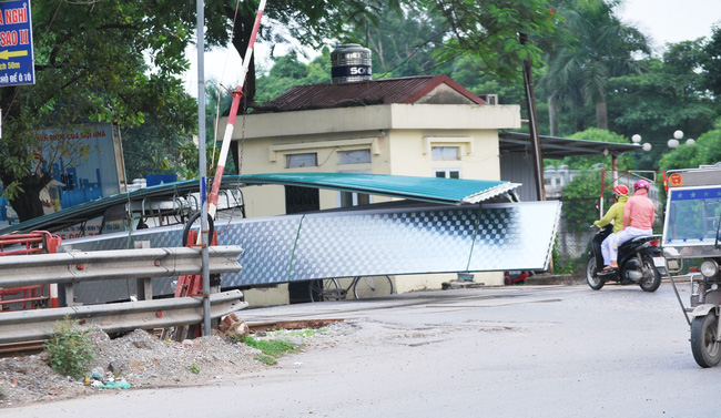 Kinh hãi song hành cùng chiếc xe lạ dài ngoằng, vừa đi vừa vẫy đuôi trên đường-5