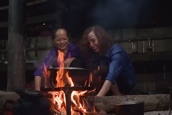 Cảnh hôn trên sân khấu đám cưới được share rầm rộ MXH: Hành động xấu hổ” sau đó của chú rể lại khiến dân tình hưởng ứng rần rần-5