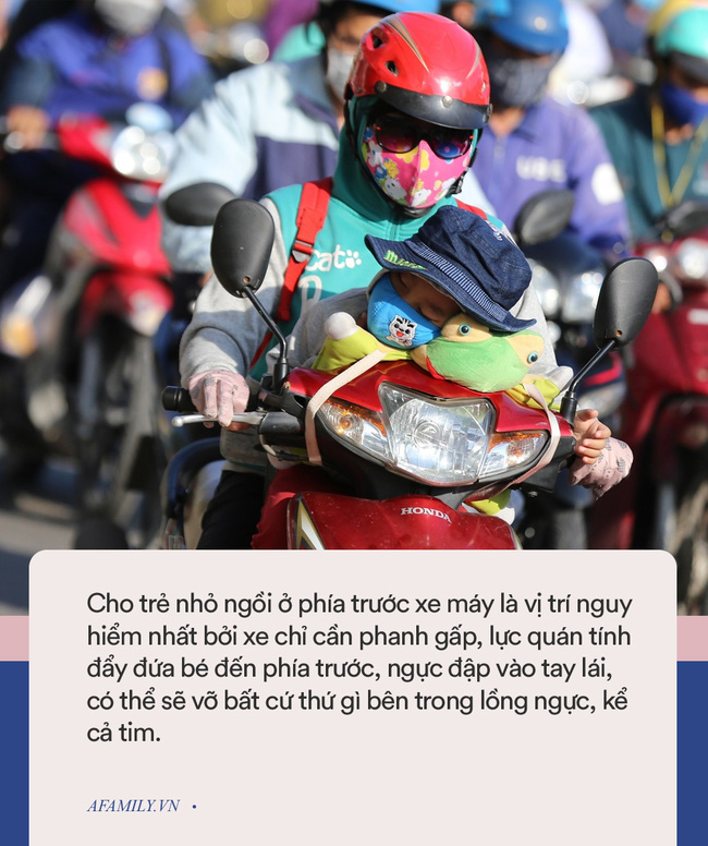 Clip: Để con ngồi vắt vẻo trước giỏ xe máy, bố mẹ vẫn thản nhiên chạy vèo vèo trên đường-3