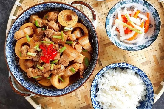 Cơm nhiều thêm đậm đà với món thịt ba chỉ kho măng