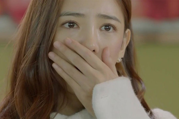 Đụng trúng người đàn ông trên đường, tôi thảng thốt nhận ra chồng cũ nhưng sợi dây chuyền trên cổ anh mới khiến tôi bật khóc-2