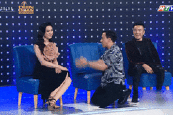 Trấn Thành 'quỳ lạy' Lâm Khánh Chi vì quá duyên dáng trên truyền hình