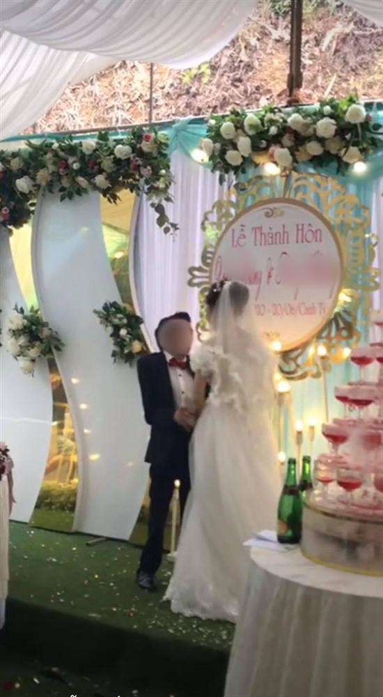 Cảnh hôn trên sân khấu đám cưới được share rầm rộ MXH: Hành động xấu hổ” sau đó của chú rể lại khiến dân tình hưởng ứng rần rần-1