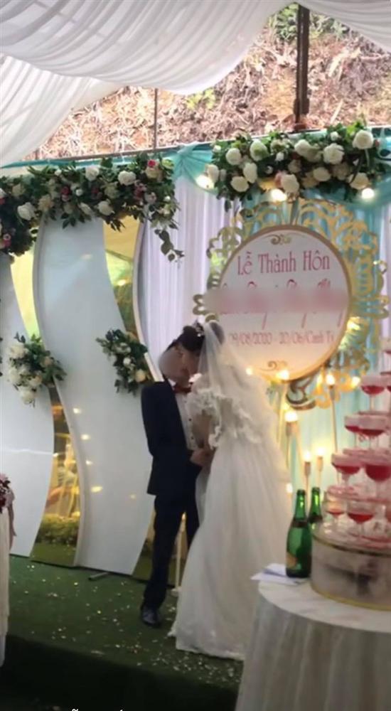 Cảnh hôn trên sân khấu đám cưới được share rầm rộ MXH: Hành động xấu hổ” sau đó của chú rể lại khiến dân tình hưởng ứng rần rần-2
