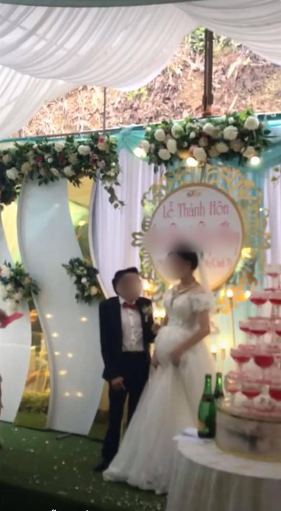 Cảnh hôn trên sân khấu đám cưới được share rầm rộ MXH: Hành động xấu hổ” sau đó của chú rể lại khiến dân tình hưởng ứng rần rần-4