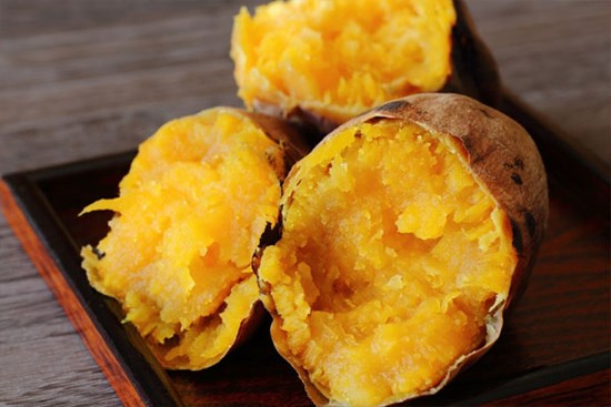 Quét thêm thứ này xuống đáy nồi, đảm bảo nướng khoai lang bằng nồi cơm điện ngon hơn cả nướng bếp than