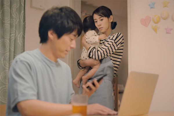 Chồng đưa bạn thân về nhà sống, ngày thứ 2 tôi đã muốn đuổi anh ta đi ngay vì liên tục bị đòi phục vụ riêng-1