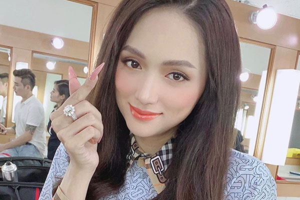 Hương Giang có hai combo quần + giày dép hack dáng bất bại, nàng nào diện lên chân cũng dài tới nách-9