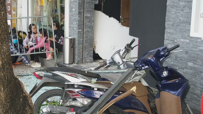 Vụ nổ trên phố Kim Mã làm kính tòa nhà bắn xuống đường trúng ô tô: 2 người bị bỏng nặng đã chuyển viện-3