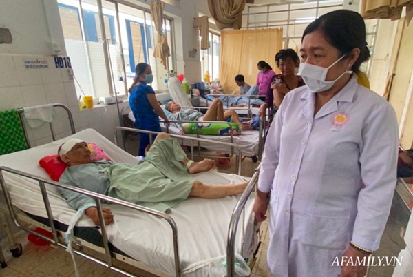 TP.HCM: Bệnh viện khẩn tìm người thân cho cụ ông bị té đập đầu mê sảng, không có ai bên cạnh-3