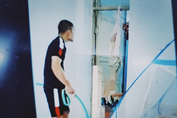 CLIP: Thanh niên đi xe máy cố vít ga luồn lách trước đầu ô tô và cú xòe đau đớn-2