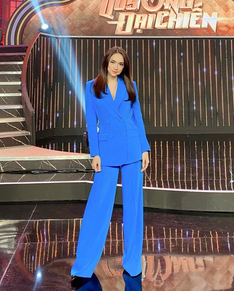 Hương Giang có hai combo quần + giày dép hack dáng bất bại, nàng nào diện lên chân cũng dài tới nách-3