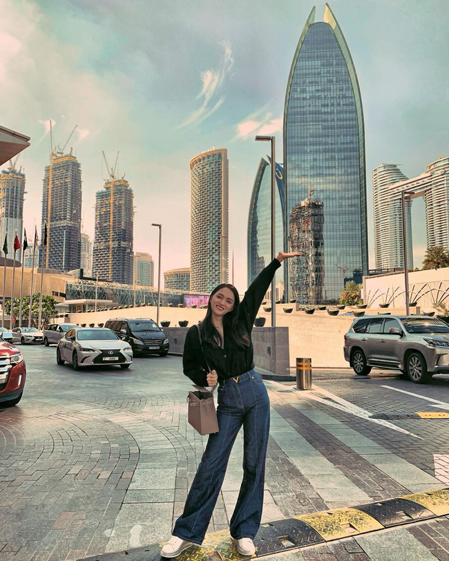 Hương Giang có hai combo quần + giày dép hack dáng bất bại, nàng nào diện lên chân cũng dài tới nách-8