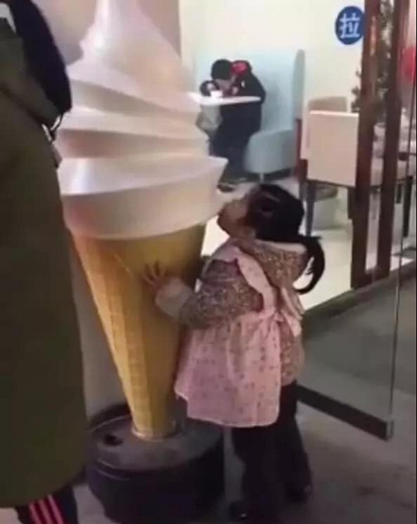 Mẹ ơi, con ăn kem được không?, câu trả lời của người mẹ và hành động sau đó của đứa bé làm trái tim tôi đau đớn-2