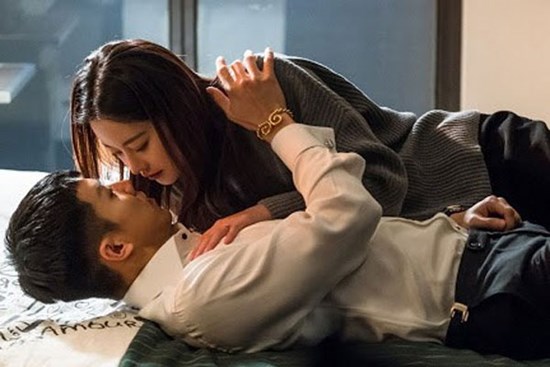 Liêu xiêu vì cô hàng xóm nóng bỏng, tôi sốc khi nhìn vợ nhét tiền vào ngực cô ta
