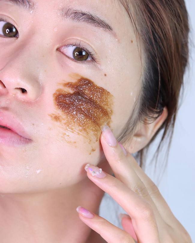 Bác sĩ cảnh báo 4 lỗi tẩy da chết nghiêm trọng nhất khiến làn da của chị em xấu và lão hóa nhanh như chớp-1