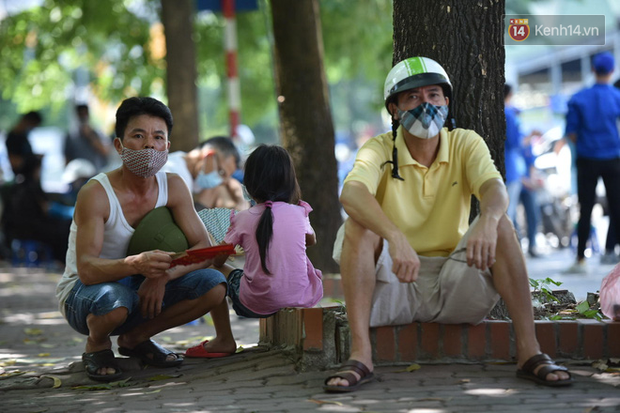 Những khoảnh khắc cảm xúc nhất kỳ thi THPT Quốc gia: Khi đứa con bé bỏng của bố mẹ sắp bước vào đại học-1