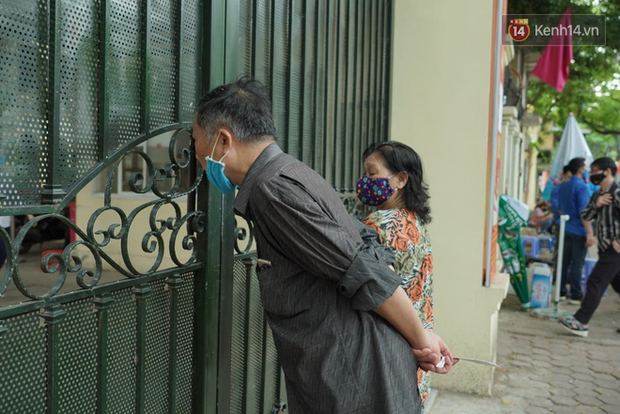 Những khoảnh khắc cảm xúc nhất kỳ thi THPT Quốc gia: Khi đứa con bé bỏng của bố mẹ sắp bước vào đại học-3