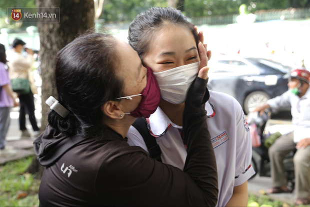 Những khoảnh khắc cảm xúc nhất kỳ thi THPT Quốc gia: Khi đứa con bé bỏng của bố mẹ sắp bước vào đại học-20