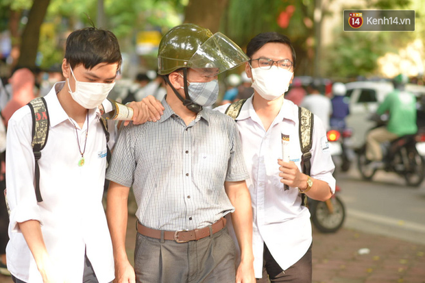 Những khoảnh khắc cảm xúc nhất kỳ thi THPT Quốc gia: Khi đứa con bé bỏng của bố mẹ sắp bước vào đại học-17