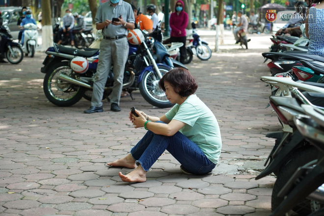 Những khoảnh khắc cảm xúc nhất kỳ thi THPT Quốc gia: Khi đứa con bé bỏng của bố mẹ sắp bước vào đại học-9