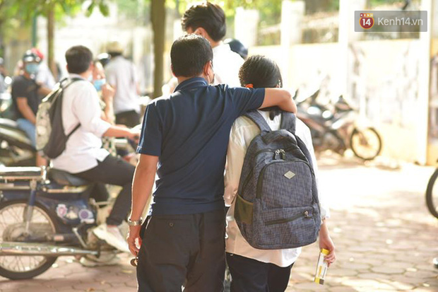 Những khoảnh khắc cảm xúc nhất kỳ thi THPT Quốc gia: Khi đứa con bé bỏng của bố mẹ sắp bước vào đại học-18