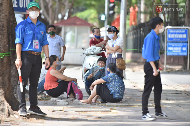 Những khoảnh khắc cảm xúc nhất kỳ thi THPT Quốc gia: Khi đứa con bé bỏng của bố mẹ sắp bước vào đại học-5