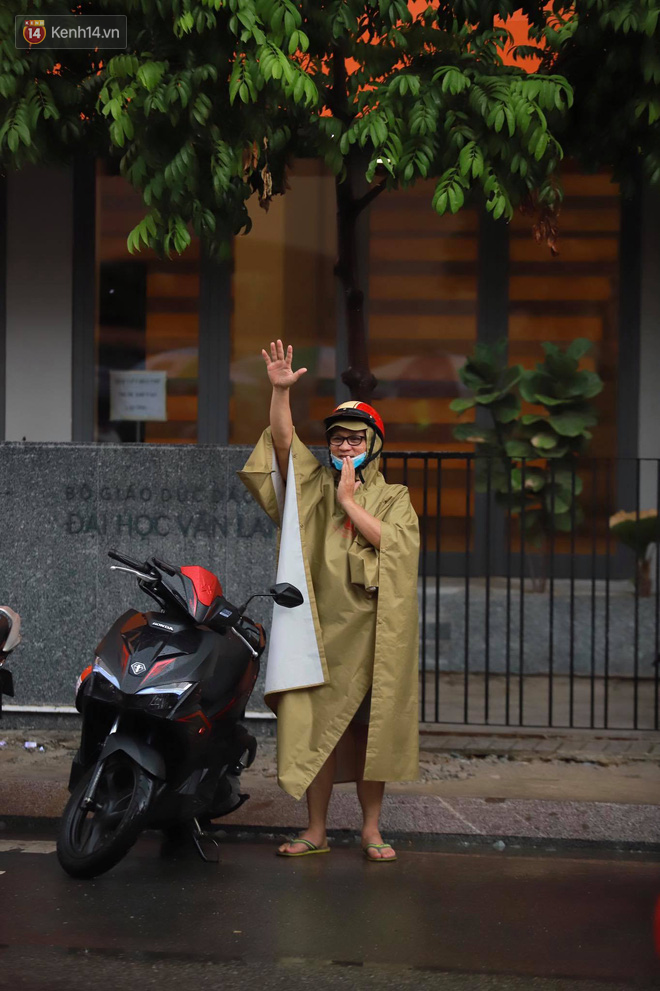 Những khoảnh khắc cảm xúc nhất kỳ thi THPT Quốc gia: Khi đứa con bé bỏng của bố mẹ sắp bước vào đại học-12