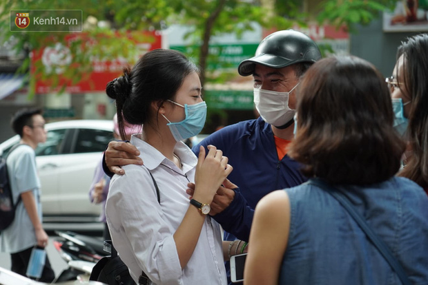 Những khoảnh khắc cảm xúc nhất kỳ thi THPT Quốc gia: Khi đứa con bé bỏng của bố mẹ sắp bước vào đại học-22