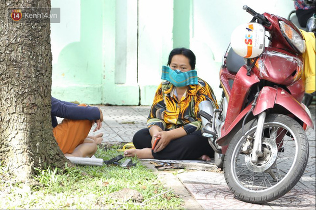 Những khoảnh khắc cảm xúc nhất kỳ thi THPT Quốc gia: Khi đứa con bé bỏng của bố mẹ sắp bước vào đại học-4