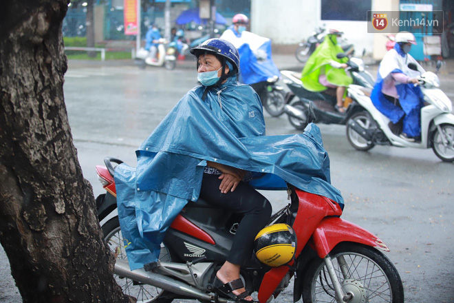 Những khoảnh khắc cảm xúc nhất kỳ thi THPT Quốc gia: Khi đứa con bé bỏng của bố mẹ sắp bước vào đại học-11