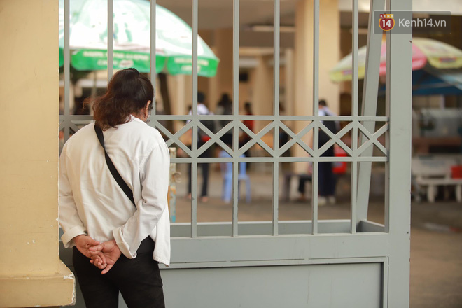 Những khoảnh khắc cảm xúc nhất kỳ thi THPT Quốc gia: Khi đứa con bé bỏng của bố mẹ sắp bước vào đại học-7