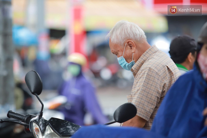 Những khoảnh khắc cảm xúc nhất kỳ thi THPT Quốc gia: Khi đứa con bé bỏng của bố mẹ sắp bước vào đại học-6