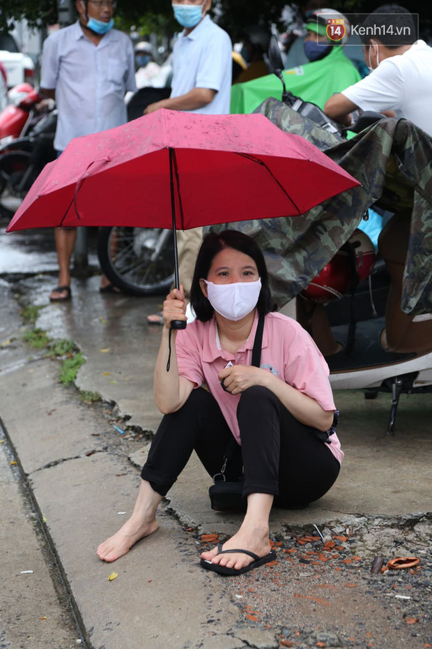 Những khoảnh khắc cảm xúc nhất kỳ thi THPT Quốc gia: Khi đứa con bé bỏng của bố mẹ sắp bước vào đại học-16