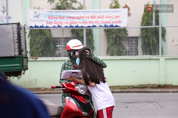 Những khoảnh khắc cảm xúc nhất kỳ thi THPT Quốc gia: Khi đứa con bé bỏng của bố mẹ sắp bước vào đại học-23