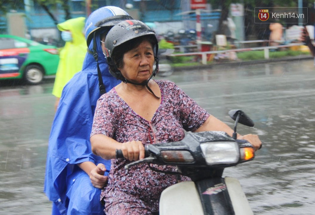 Những khoảnh khắc cảm xúc nhất kỳ thi THPT Quốc gia: Khi đứa con bé bỏng của bố mẹ sắp bước vào đại học-21