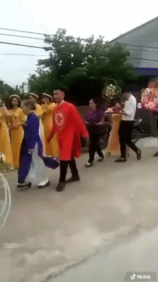 Clip hút trăm nghìn lượt view vì hành động khó hiểu của chú rể trong đám cưới, cả đoàn bê tráp đều ngỡ ngàng còn cô dâu thì ngơ ngác-2