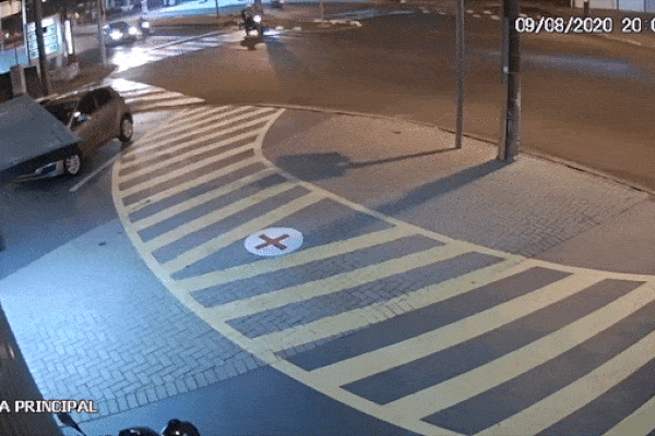 Cố lách qua đầu xe ô tô, hai thanh niên xòe đau đớn-1