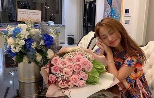 Vân Hugo đón con trai vào Sài Gòn ở biệt thự, trồng nhiều loại hoa quanh nhà vì hôn phu-1