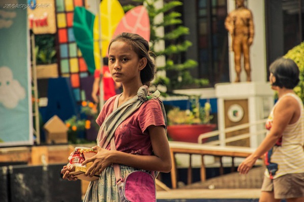 Cô bé ăn xin từng một bước lên tiên nhờ gương mặt hút hồn đang sống ra sao sau khi bị chỉ trích hẹn hò bạn trai giàu có?-1