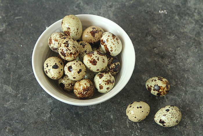 Luộc trứng cút không cho trực tiếp vào nồi, thêm 2 bước vỏ trứng tự động bong ra-1