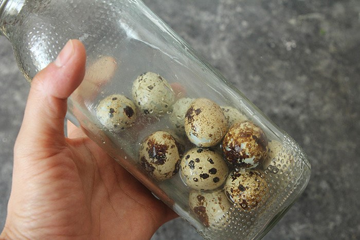 Luộc trứng cút không cho trực tiếp vào nồi, thêm 2 bước vỏ trứng tự động bong ra-2