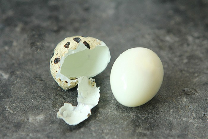 Luộc trứng cút không cho trực tiếp vào nồi, thêm 2 bước vỏ trứng tự động bong ra-3