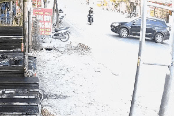 CLIP: Thanh niên đi xe máy cố vít ga luồn lách trước đầu ô tô và cú 